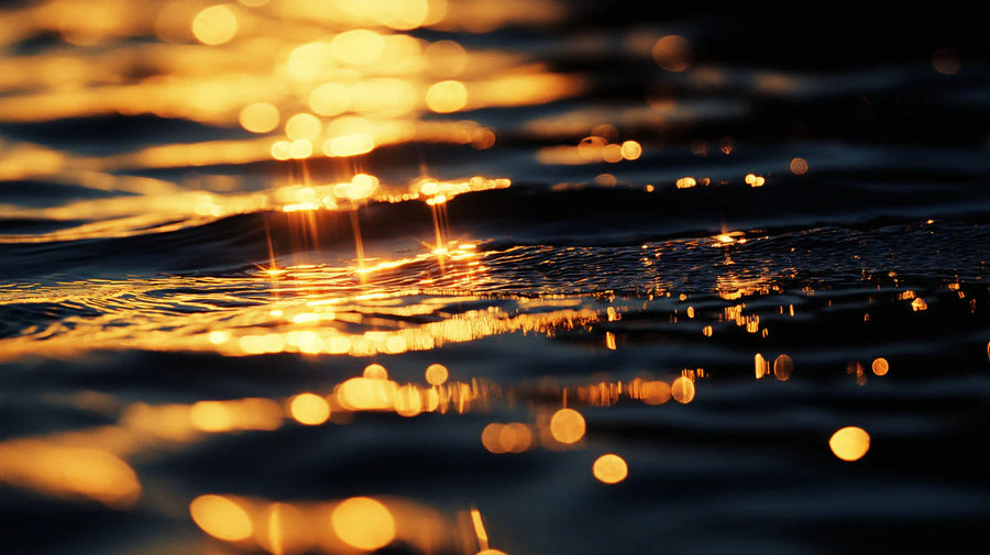 Papier peint mural Vagues et coucher de soleil doré — Papier peint mural au motif abstrait et atmosphérique printable artwork