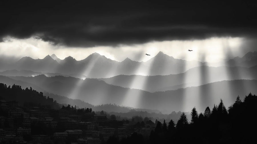 Papier peint mural Montagnes monochromes — Papier peint mural Rayons de lumière spectaculaires printable artwork