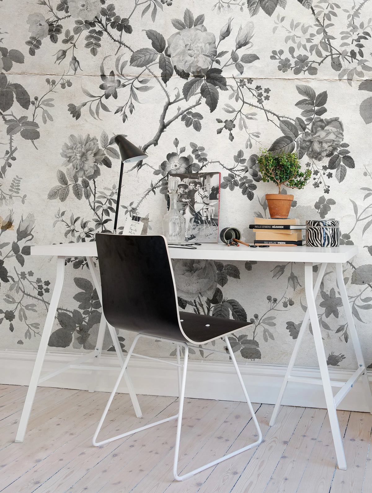 Rosegarden, Black Mural Wallpaper - room preview 02