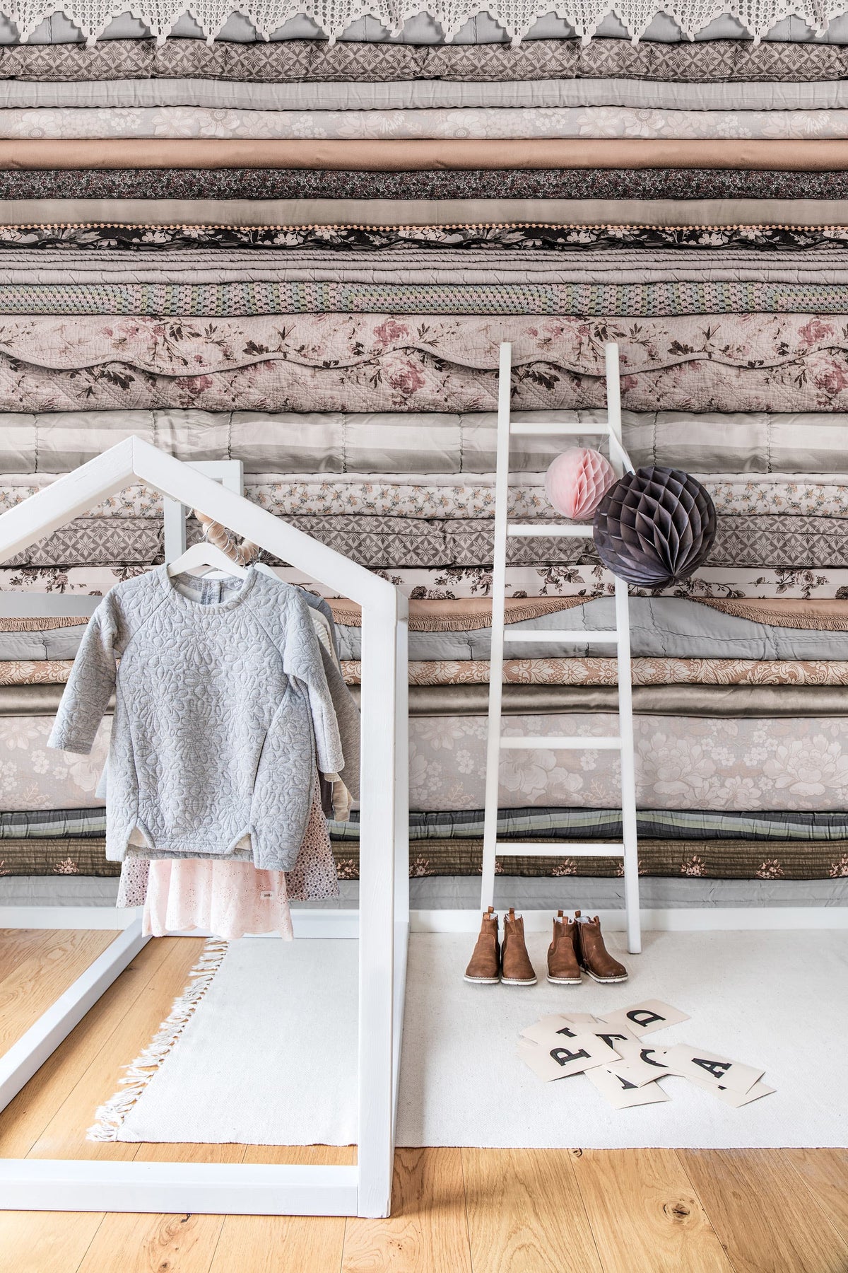 Her Royal Slumber, Vintage Mural Wallpaper - room preview 02