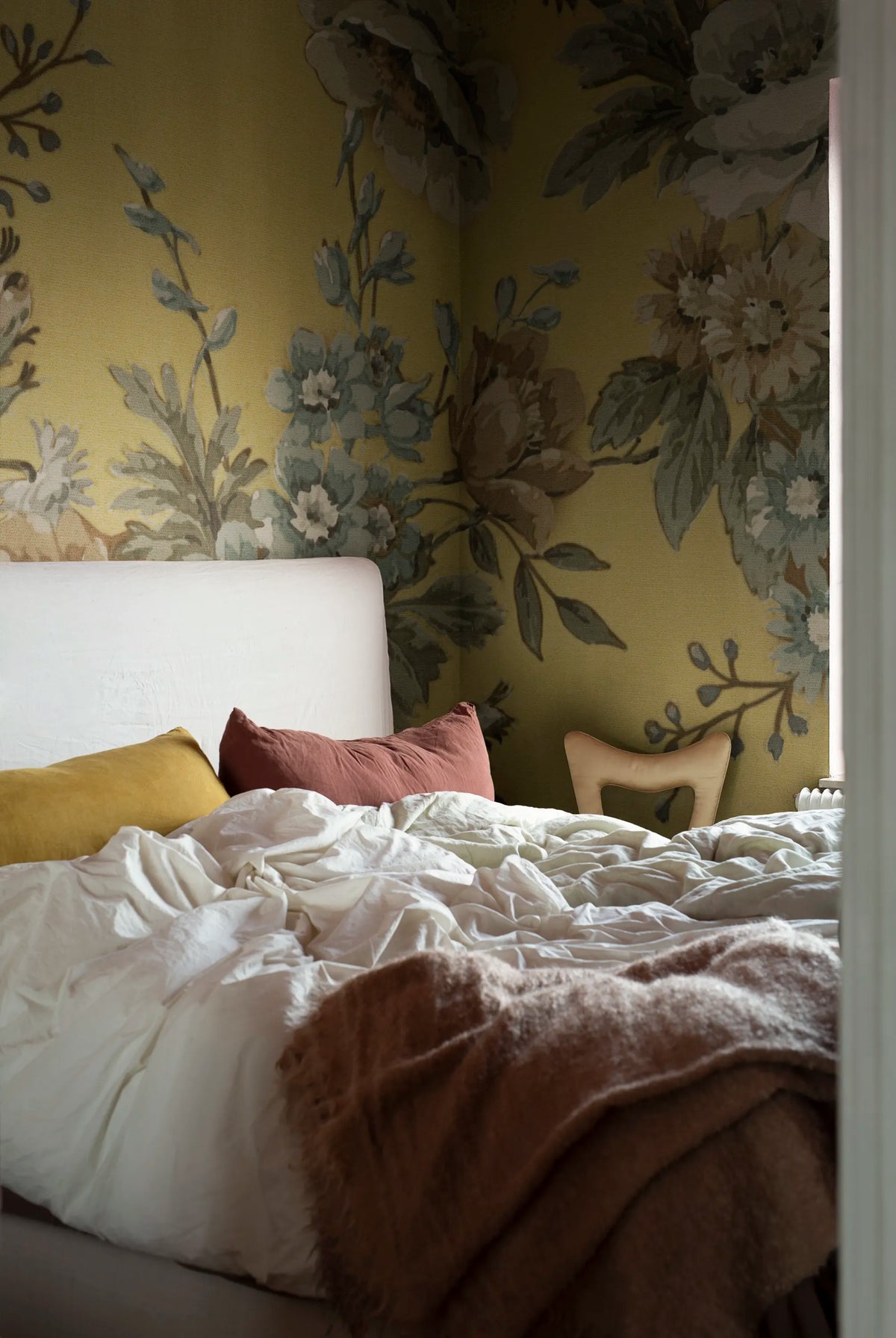 Efraim, Saffron Mural Wallpaper - room preview 02