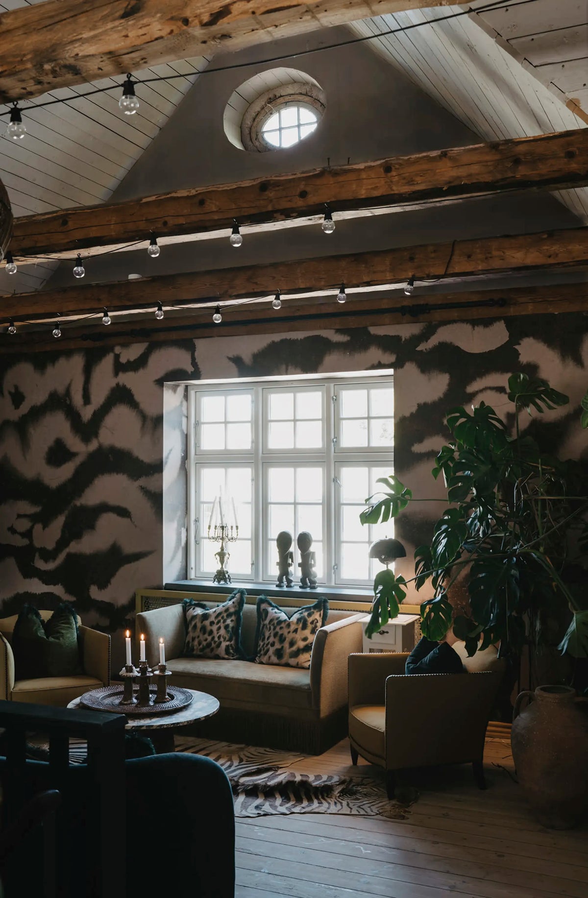 Guppy, Lightbrown Mural Wallpaper - room preview 02
