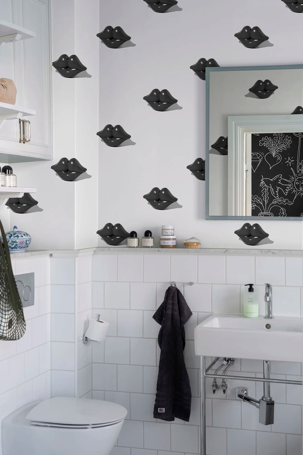 Kissing Booth, Black Mural Wallpaper - room preview 03