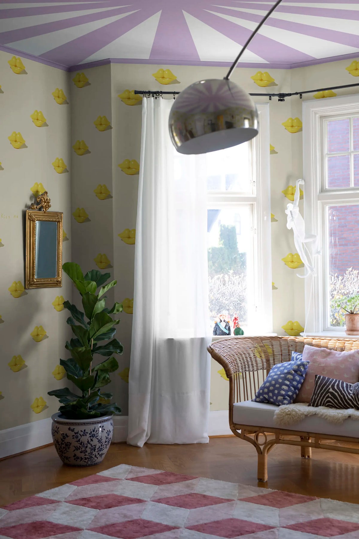 Kissing Booth, Yellow Mural Wallpaper - room preview 03