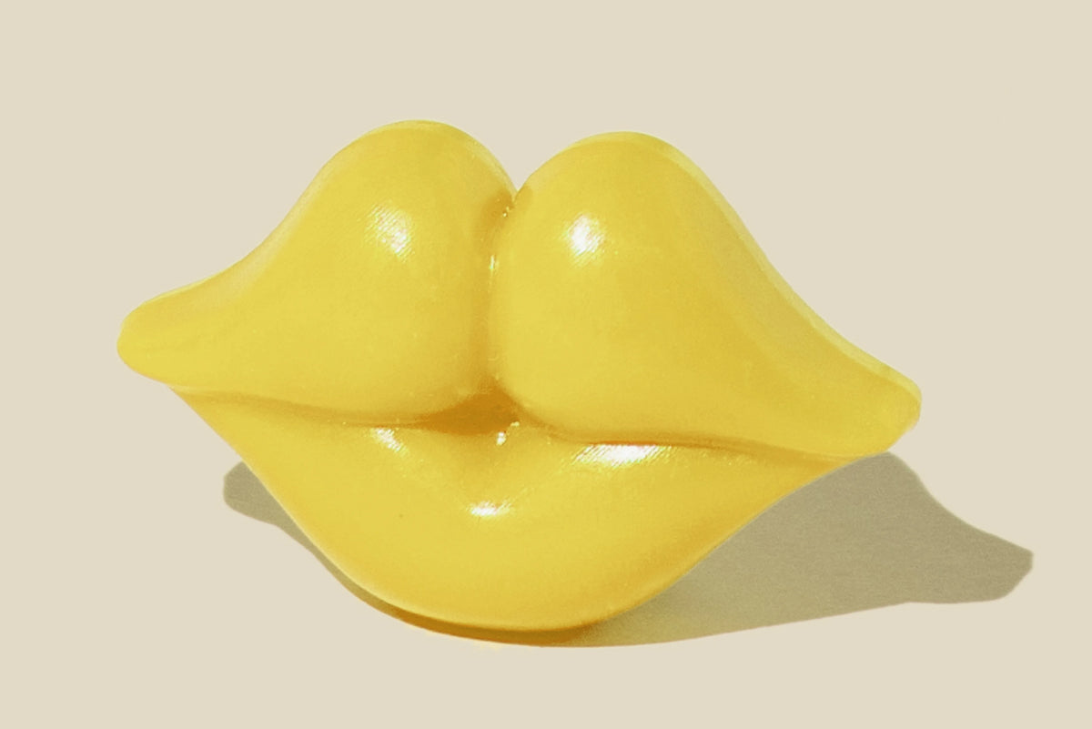 Kissing Booth, Yellow Mural Wallpaper - room preview 04