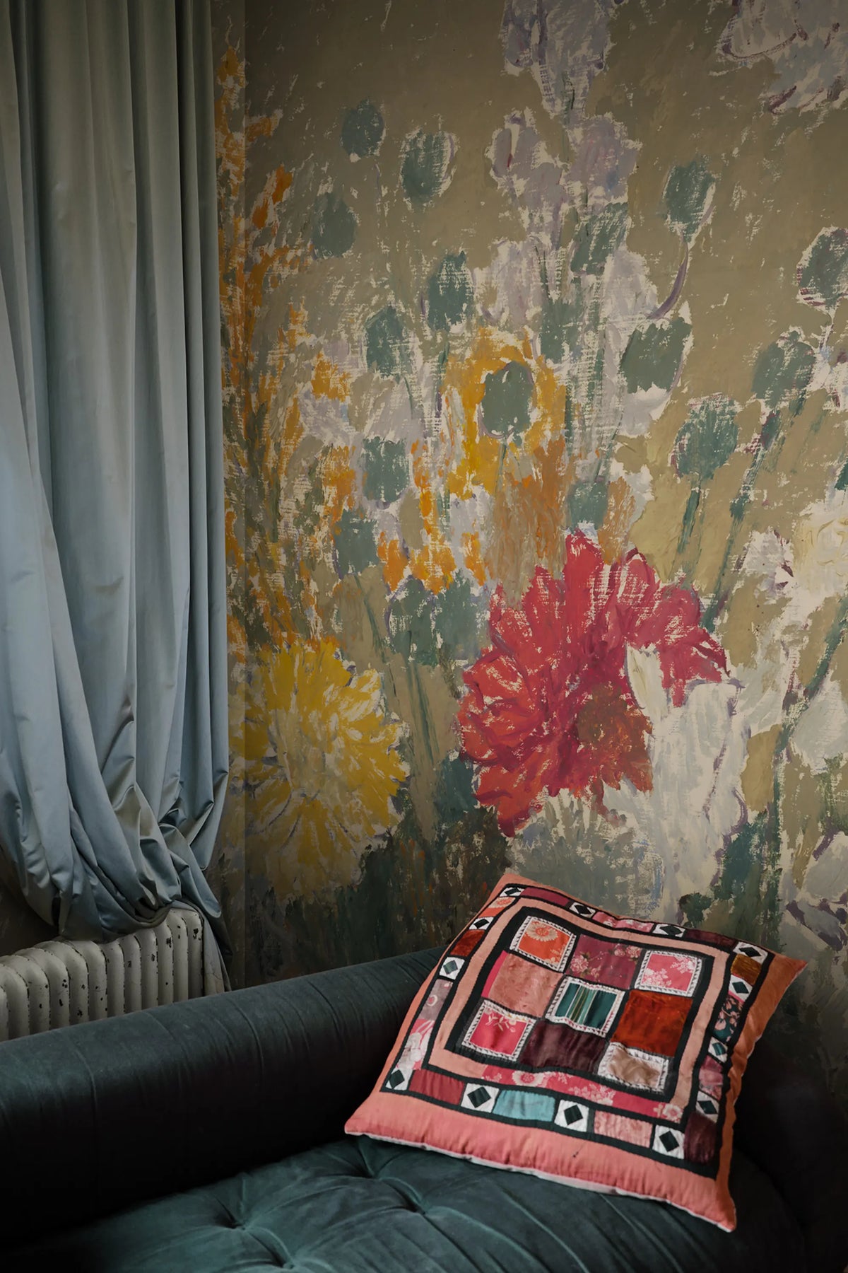 Lilians Bed, Original Mural Wallpaper - room preview 04