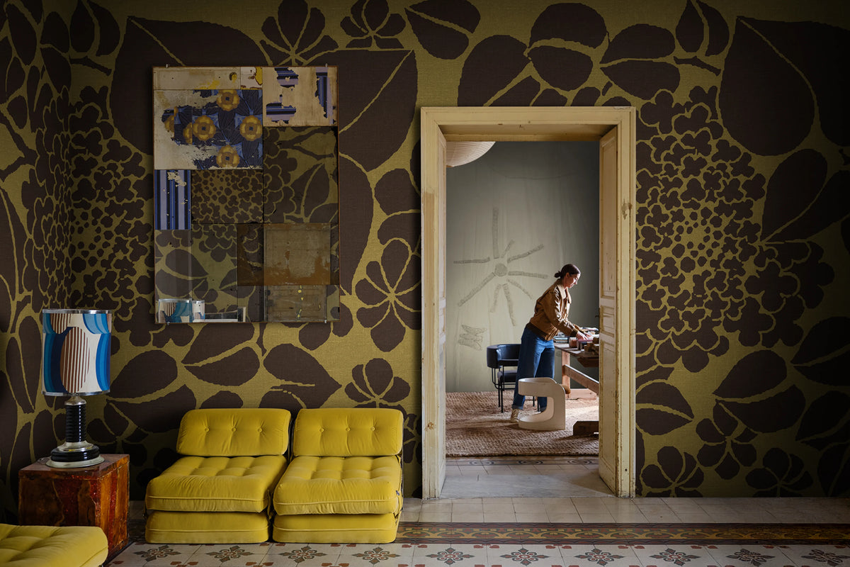 Susan, Brown Mural Wallpaper - room preview 04