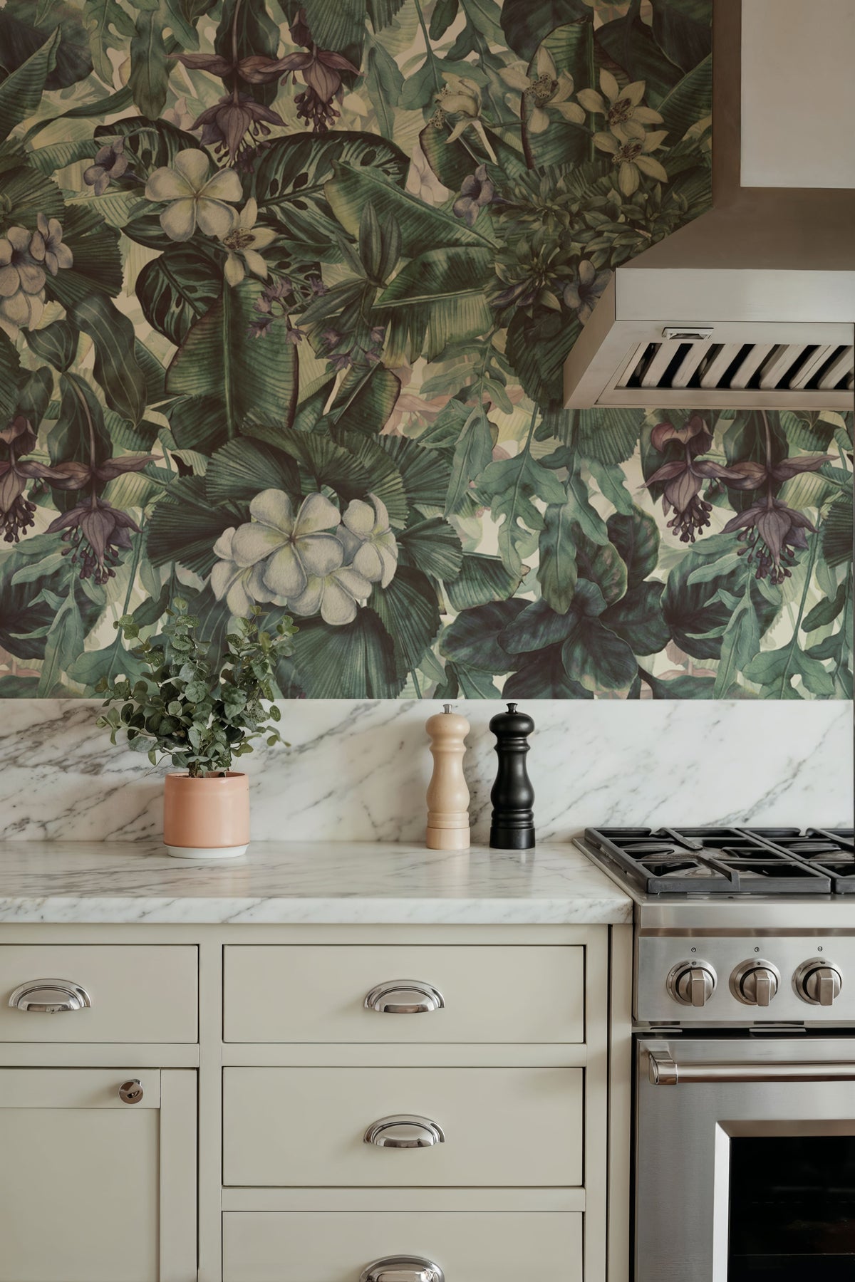 Honolulu in Bloom Mural Wallpaper - room preview 06